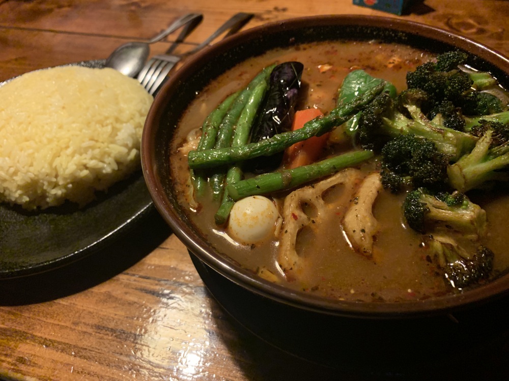 ごろっとした新鮮野菜がたまらない！スパイスが効いた旨味スープカレー