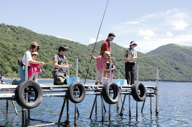夏の支笏湖で釣り体験！