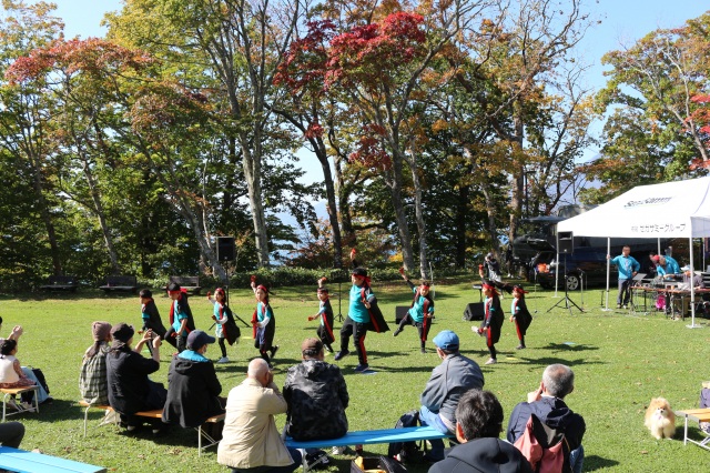 秋の味覚も！支笏湖紅葉まつり