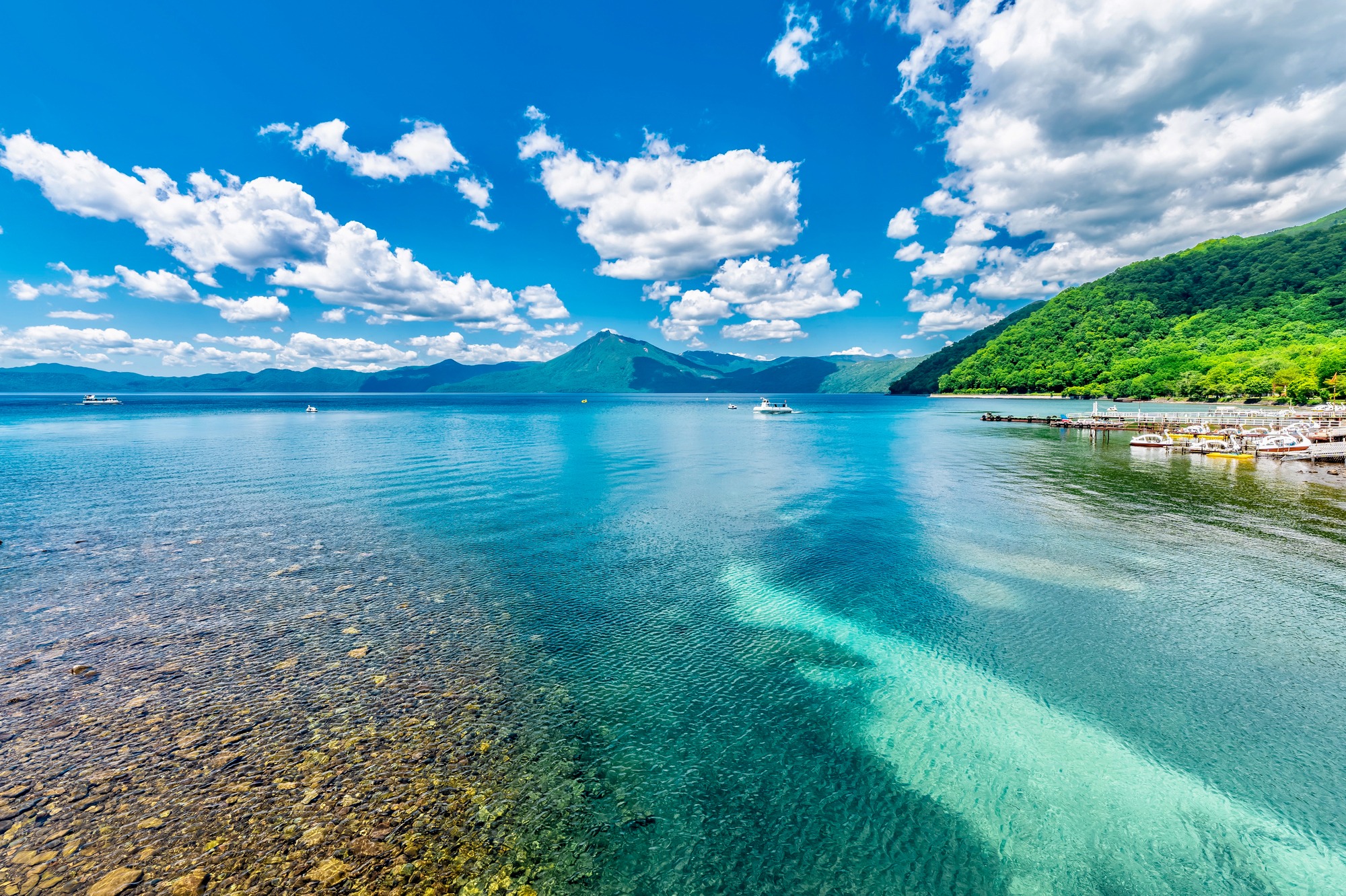 日本屈指の透明度を誇る「支笏湖ブルー」