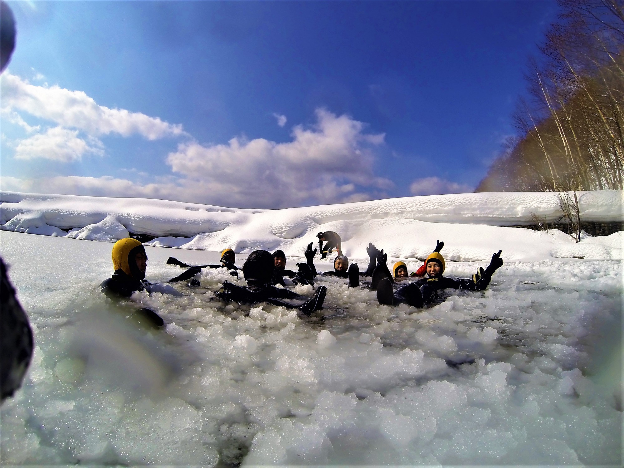 冬ならではのアクティビティ！冬の支笏湖で氷と遊ぼう