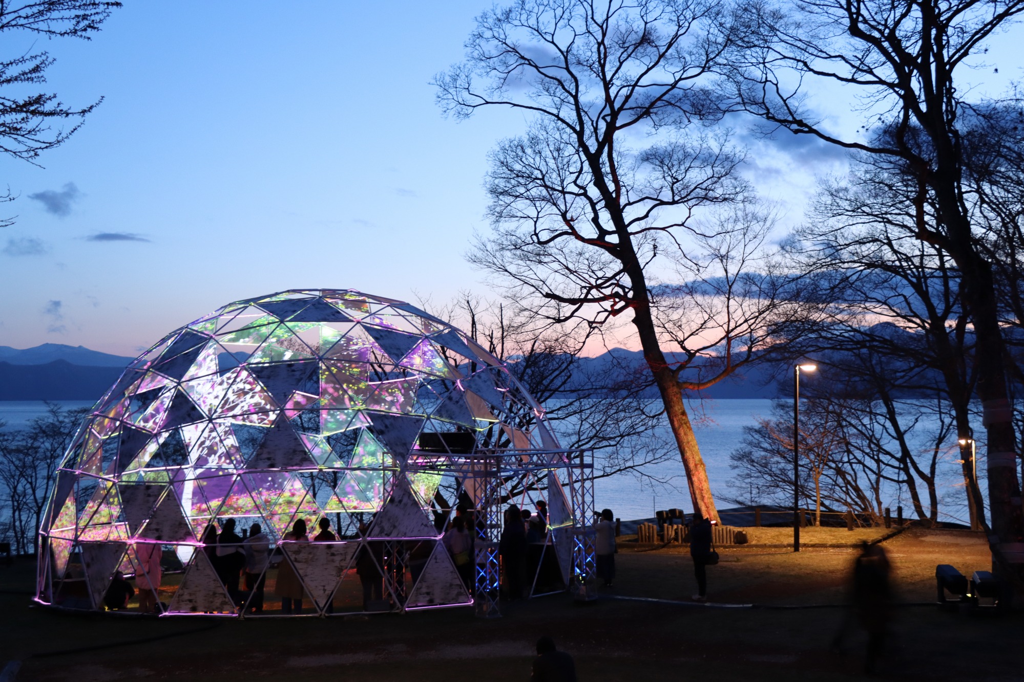 光が歴史を照らす「支笏湖イルミナヒストリア」